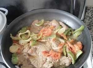 Una foto de Bistec con vegetales 🍅🧅