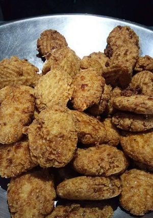 A picture of Thekuwa... Khajur... Mainly made in chat puja.. made by my sis.