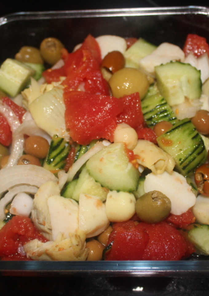 Una foto de Ensalada de pepino rallado con patatas, alcachofas y tomate de lata