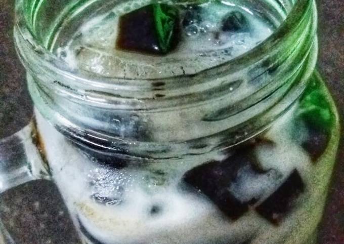 Iced Grass Jelly in Milk recipe main photo