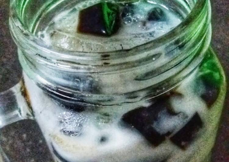 Steps to Make Homemade Iced Grass Jelly in Milk