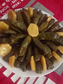 A picture of ورق عنب بزيت الزيتون ودبس الرمان.