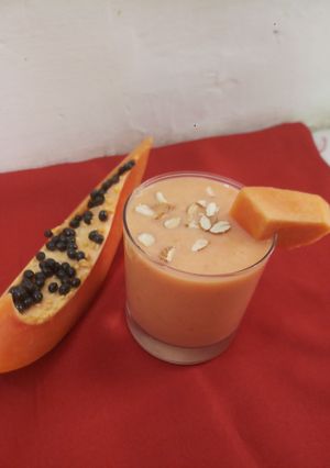 પપૈયા સ્મુઘી (Papaya Smoothie Recipe In Gujarati) રેસીપી મુખ્ય ફોટો