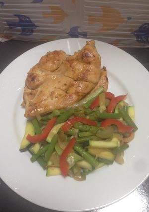 Una foto de Filete de pollo con salteado de vegetales!!