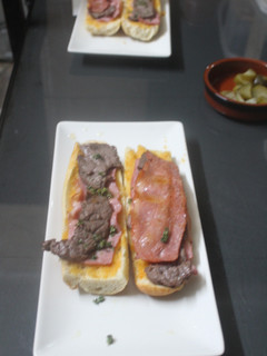 Una foto de Tostas de ternera y beicon