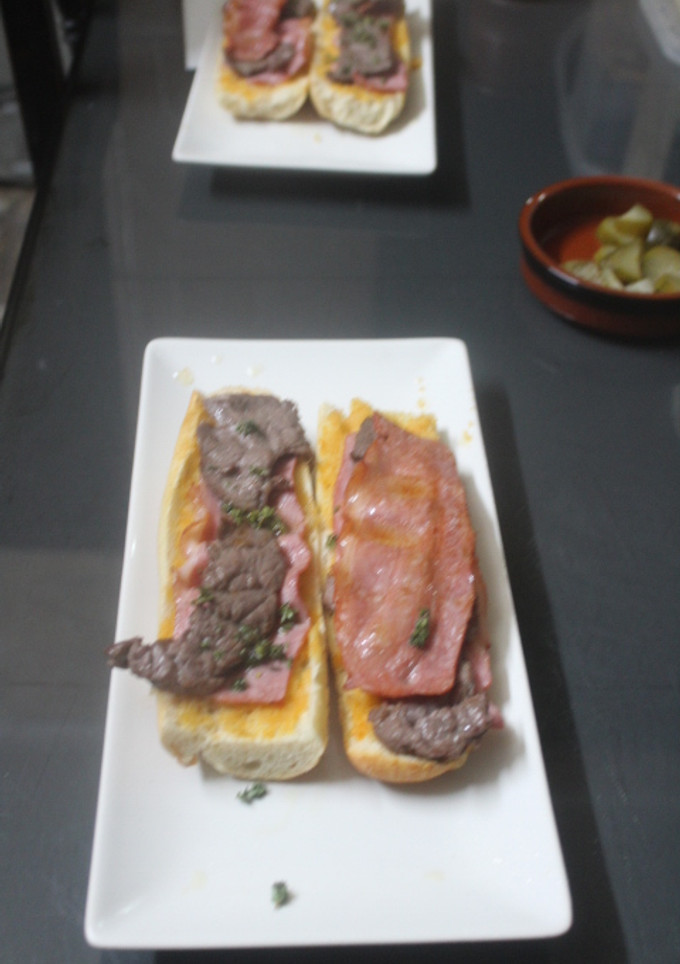 Una foto de Tostas de ternera y beicon