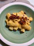 Pasta con pesto di zucca e speck croccante
