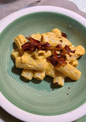 Foto di Pasta con pesto di zucca e speck croccante