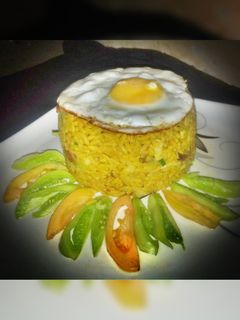 Soyayyar shinkafa mai kori da half-fried Egg ainihin hoton girkin