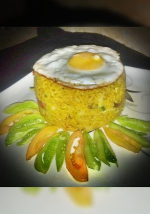 Soyayyar shinkafa mai kori da half-fried Egg ainihin hoton girkin
