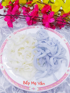 Hình của món Mứt dừa hoa đậu biếc và sữa đặc.