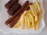 Mici și cirnati de grătar cu cartofi pai