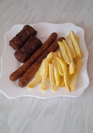 O poză a rețetei Mici și cirnati de grătar cu cartofi pai.