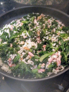 Una foto de Kale salteado en arroz con bacon al ajillo