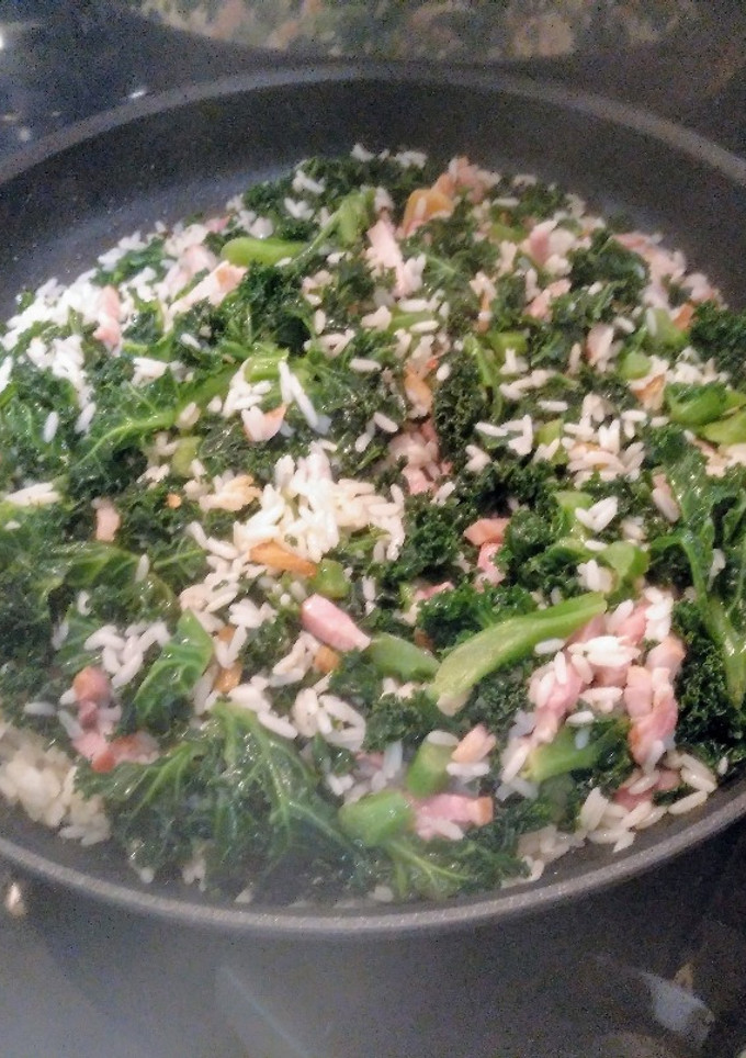 Una foto de Kale salteado en arroz con bacon al ajillo