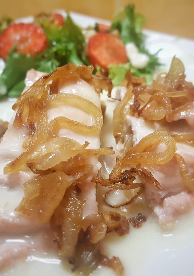 Una foto de Pechuga de pollo o pavo con rulo de cabra y cebolla caramelizada