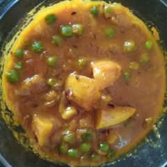 A picture of Aloo matar curry.