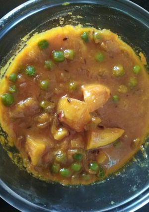 A picture of Aloo matar curry.