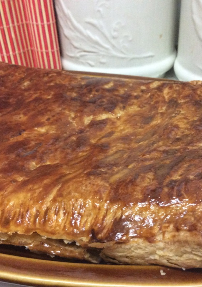 Una foto de Empanada de atún con tomate 🍅🐟
