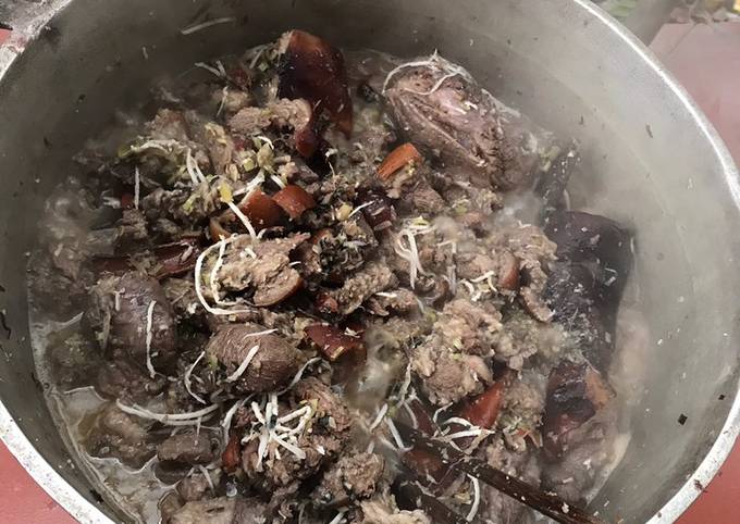 Thịt cầy nấu sấn là món ăn sáng truyền thống của nhiều vùng miền ở Việt Nam. Hương vị đậm đà và thơm ngon sẽ khiến bạn muốn thưởng thức liền khi nhìn thấy hình ảnh này.
