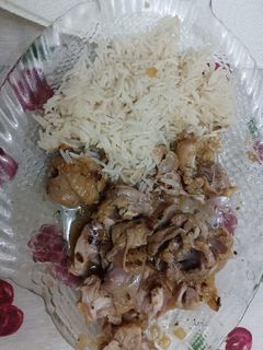 Una foto de Pollo al vino blanco y cebollas