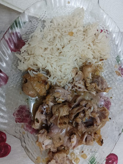 Una foto de Pollo al vino blanco y cebollas