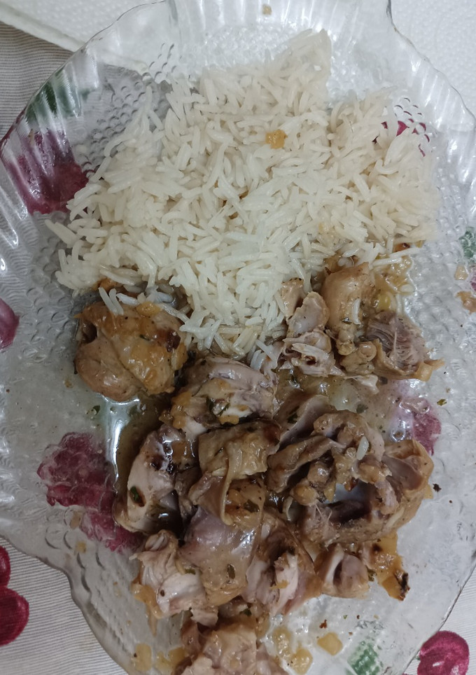 Una foto de Pollo al vino blanco y cebollas