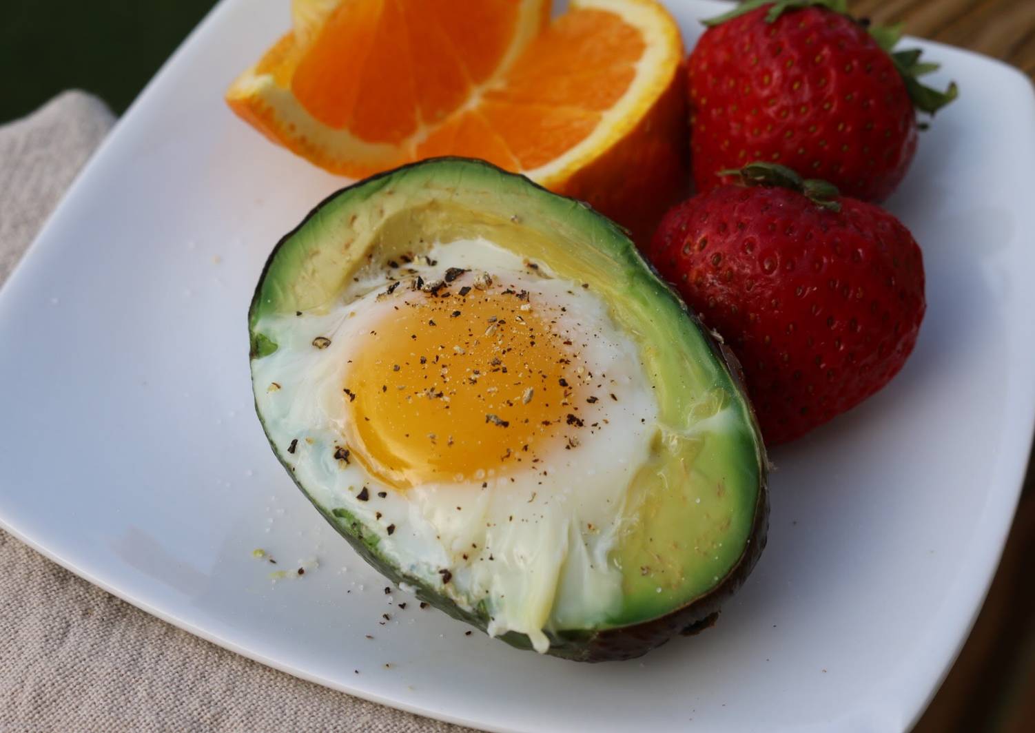 Egg in an avocado :) Recipe by Nikki diMonda Kayatta - Cookpad