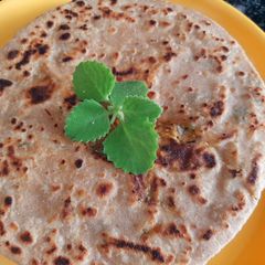 A picture of Aalo stuff paratha.