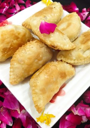 मावा और सूजी का गुजिया (mawa aur sooji ka gujiya recipe in Hindi) रेसिपी मुख्य फोटो