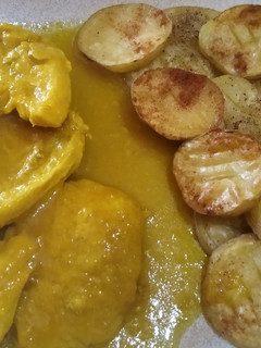 Una foto de Filetes en salsa con patatas al horno
