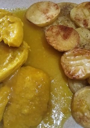 Una foto de Filetes en salsa con patatas al horno