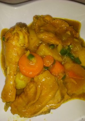 A picture of Potato and chicken with veggies.