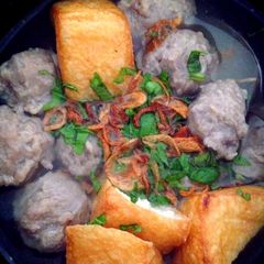A picture of Indonesian Meat Ball Soup (Bakso).