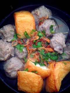 A picture of Indonesian Meat Ball Soup (Bakso).