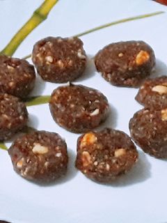 खजूर ड्राई फ्रूट स्वीट्स (Khajoor dry fruits sweets recipe in hindi) रेसिपी मुख्य फोटो