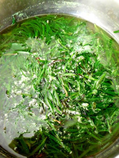 Una foto de Romeritos con tequesquite receta prehispánica y vegana