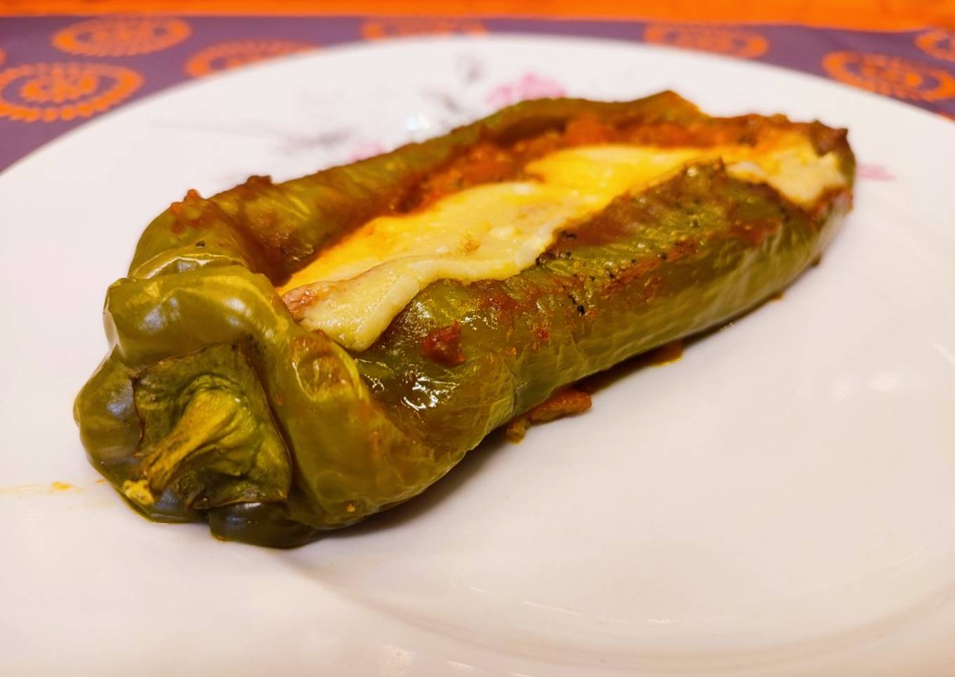 Pimiento verde relleno de carne picada, verduras, tomate y queso