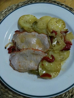 Una foto de Lomo adobado al horno con patatas y verduras