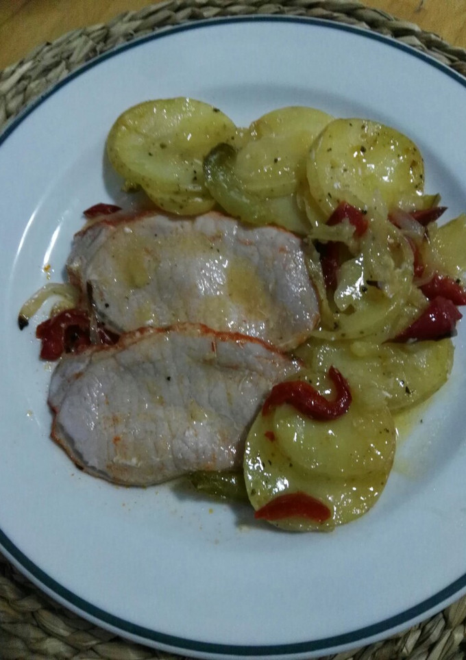 Una foto de Lomo adobado al horno con patatas y verduras
