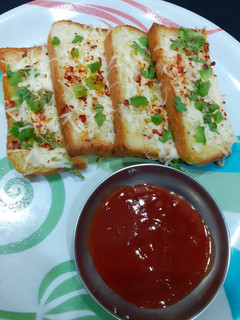ગાર્લિક બ્રેડ (garlic bread recipe in gujarati) રેસીપી મુખ્ય ફોટો
