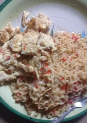 A picture of Indomie and egg.