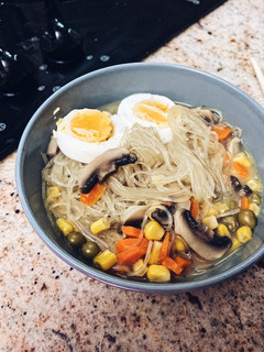Una foto de Sopa de fideos chinos vegetal