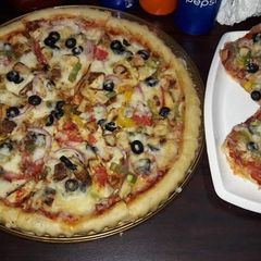 A picture of Chicken Tikka pizza and tikka Bread Pizza jo mainy,1st,tym bnata tha.
