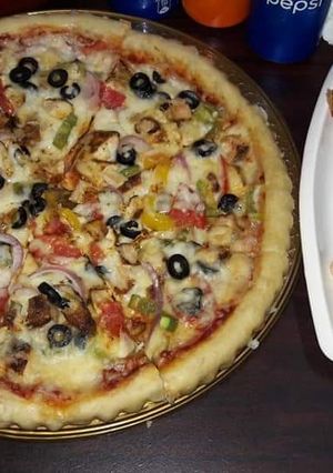 A picture of Chicken Tikka pizza and tikka Bread Pizza jo mainy,1st,tym bnata tha.