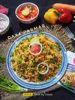 વેજ સેઝવાન રાઈસ (Veg Schezwan Rice Recipe in Gujarati) રેસીપી મુખ્ય ફોટો
