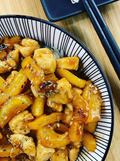 Une photo de Poulet et poivron caramélisés à la sauce soja 🫑