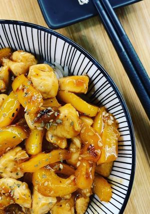 Une photo de Poulet et poivron caramélisés à la sauce soja 🫑