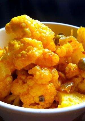 A picture of Cauliflower green peas dry curry.