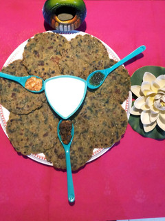 बाजरा और मेथी के ढेबरा (bajra aur methi ke dhebra recipe in Hindi) रेसिपी मुख्य फोटो